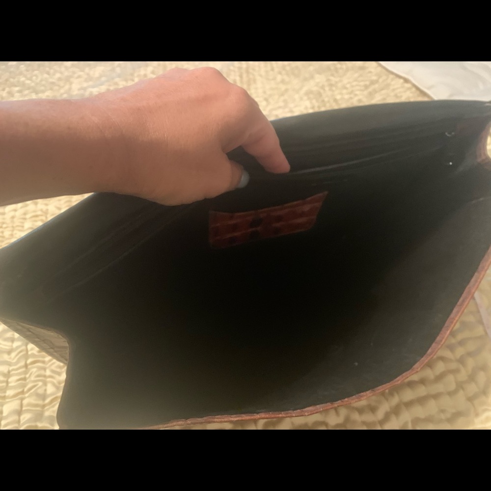 Alligator attaché case. (One single skin) - Picture 4 of 7